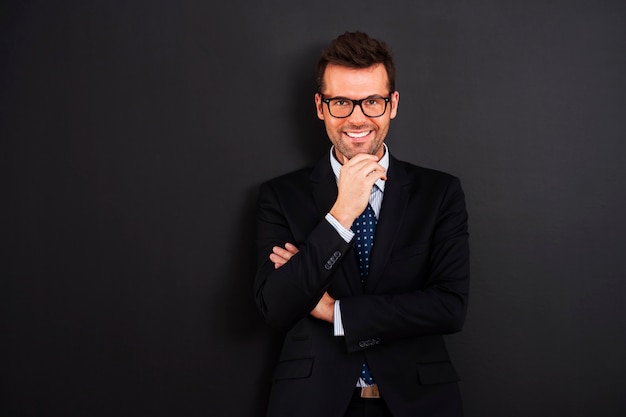 Foto gratuita retrato del empresario sonriente con gafas