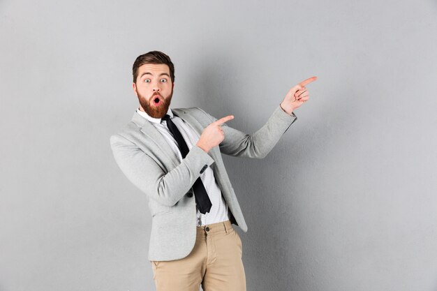 Retrato de un empresario sorprendido vestido con traje