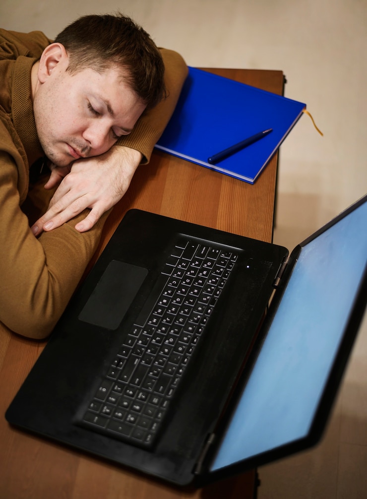 Foto gratuito retrato de empresario tomando una siesta