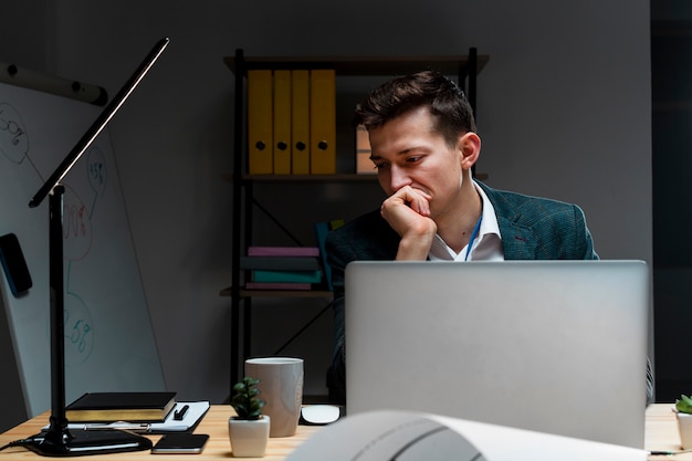 Retrato de empresario trabajando de noche