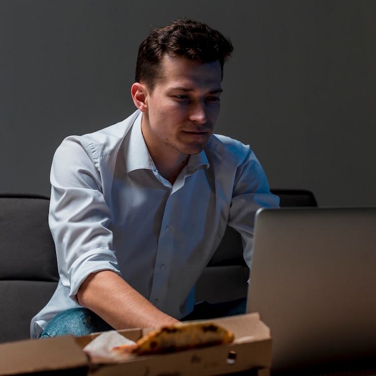 Foto gratuito retrato de empresario trabajando de noche