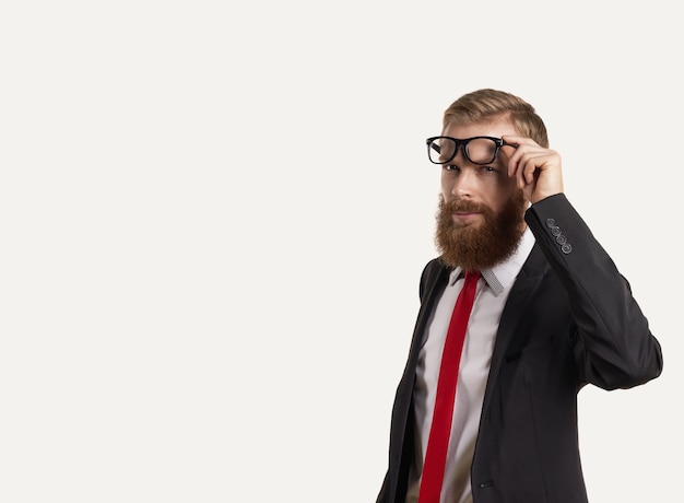 Retrato de empresarios de pensamiento en traje oscuro, camisa blanca y corbata roja