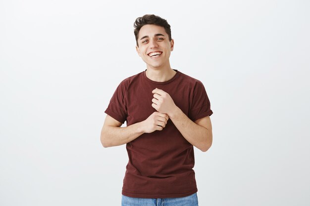 Retrato de encantador chico caucásico feliz en camiseta roja