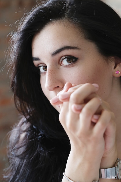 Retrato encantador de la mujer joven caucásica