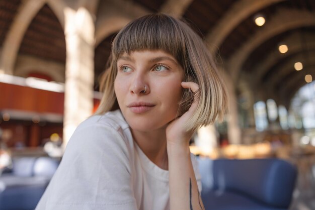 retrato, de, encantador, mujer joven, el mirar lejos