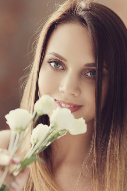 Retrato encantador de la mujer joven