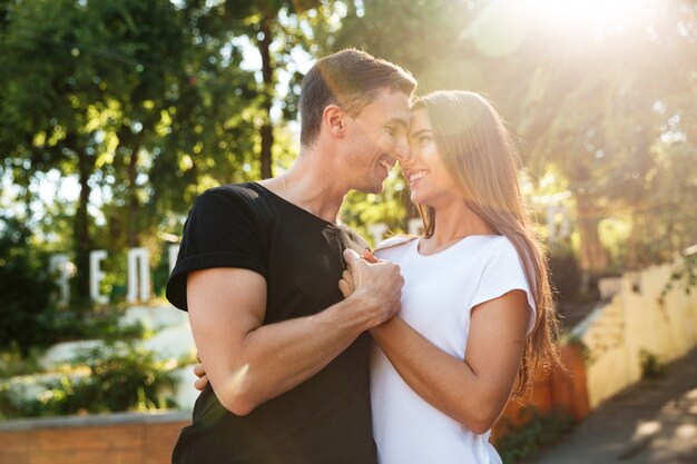 Retrato de una encantadora joven pareja enamorada