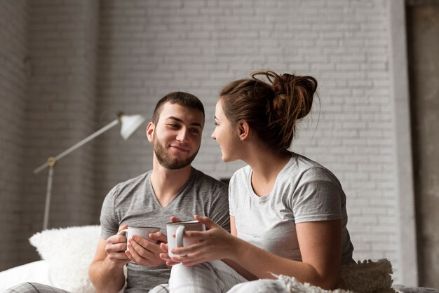 Retrato de la encantadora joven pareja tomando un café
