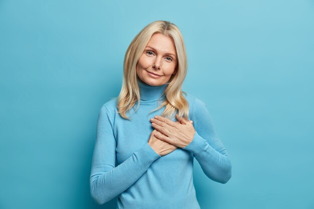 Retrato de encantadora mujer atractiva de mediana edad con cabello rubio