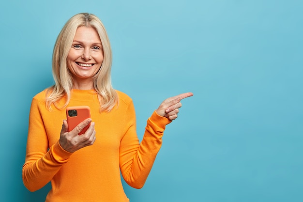 Retrato de encantadora mujer atractiva de mediana edad con cabello rubio