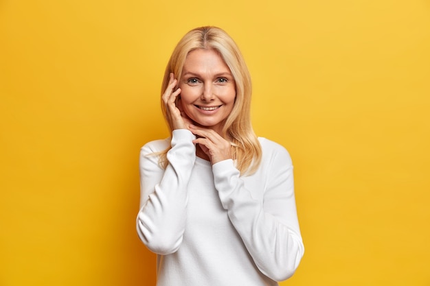 Retrato de encantadora mujer atractiva de mediana edad con cabello rubio