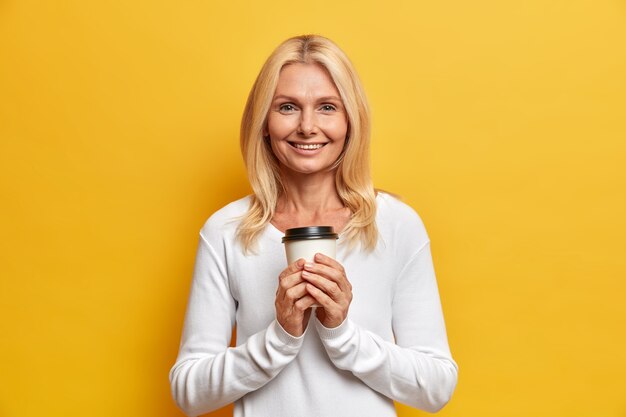 Retrato de encantadora mujer atractiva de mediana edad con cabello rubio