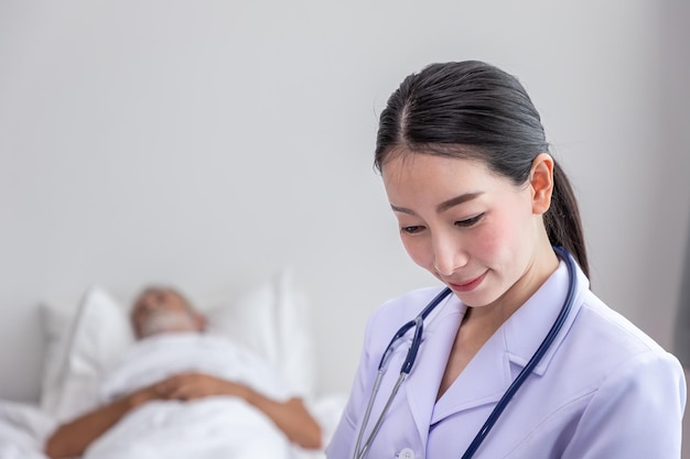 Retrato de una enfermera asiática sonriente con un paciente en segundo plano.