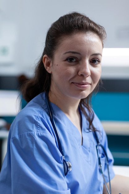 Retrato de enfermera practicante con estetoscopio médico analizando prescripción farmacéutica durante la cita clínica en la oficina del hospital. Asistencia de la mujer comprobando los síntomas de la enfermedad