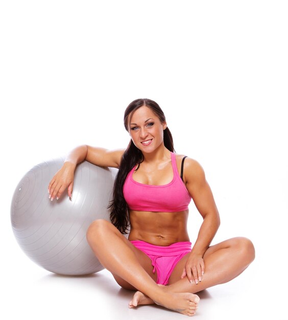 Retrato de entrenador de joga con fitball gris