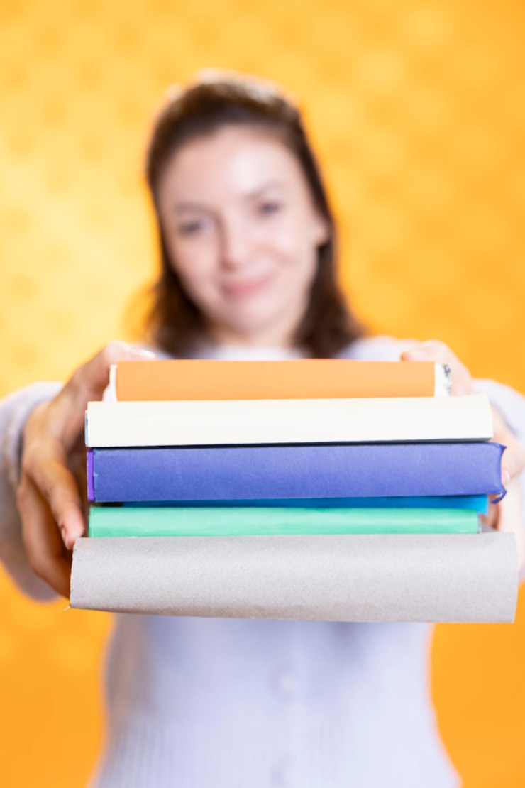 Foto gratuito retrato de un entusiasta de la lectura alegre que ofrece libros