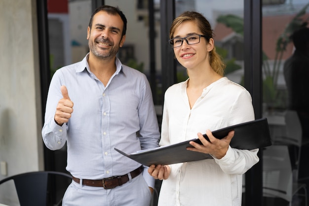 Retrato de equipo exitoso de mujer joven y hombre adulto de mediana edad