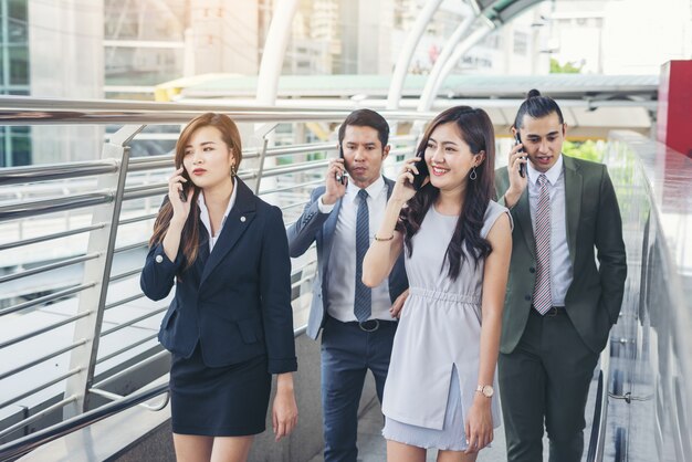 Retrato de equipo Trabajador de negocios hablar de trabajadores en el teléfono, equipo fuera.