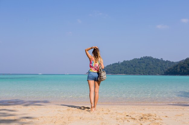 Retrato, de, espalda, de, bronceado, mujer joven, el mirar, asombroso, azul, mar, y, montañas, vista