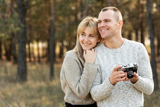 Retrato de esposa y esposo mirando a otro lado