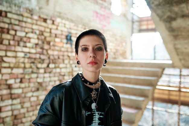 Retrato estético pop punk de mujer posando dentro del edificio