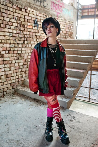 Retrato estético pop punk de mujer posando dentro del edificio