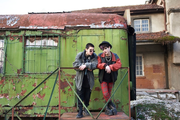 Retrato estético pop punk de mujeres posando junto a una locomotora