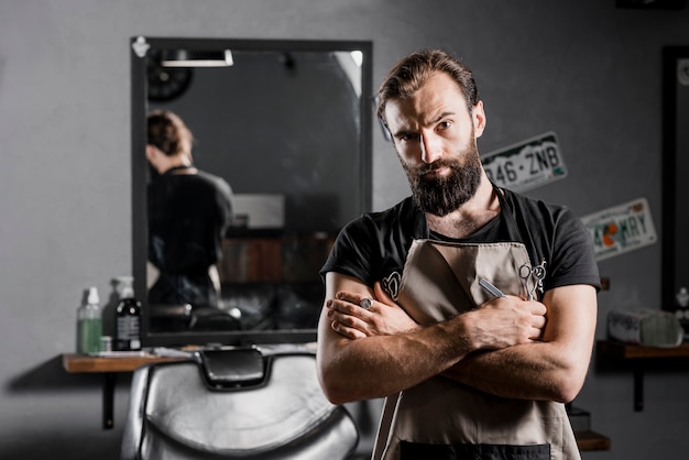 Foto gratuita retrato de un estilista masculino mirando a la cámara