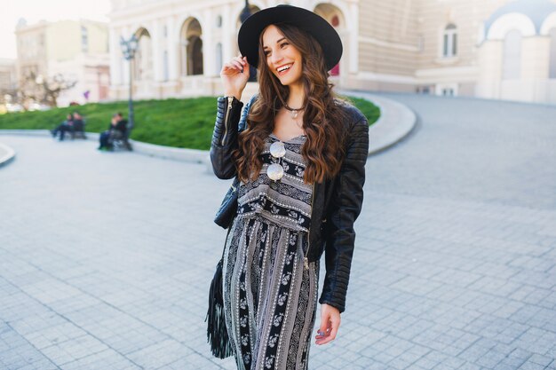 Retrato de estilo de vida de mujer muy alegre disfrutando de vacaciones en la antigua ciudad europea. Look de moda callejera. Elegante traje de primavera.