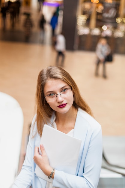 Retrato de estilo de vida de mujer de negocios