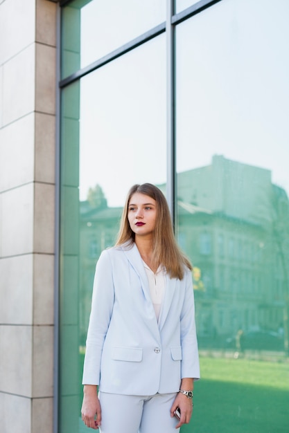 Foto gratuita retrato de estilo de vida de mujer de negocios