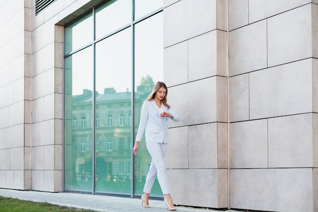 Retrato de estilo de vida de mujer de negocios