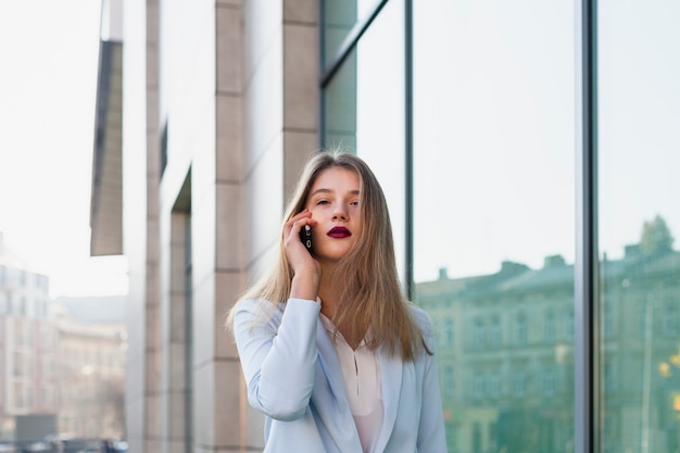 Retrato de estilo de vida de mujer de negocios