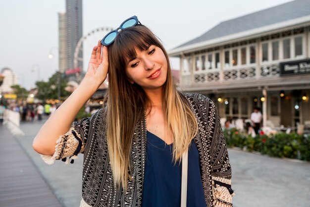 Retrato de estilo de vida de verano de linda mujer caminando por la orilla del río soleado en Bangkok