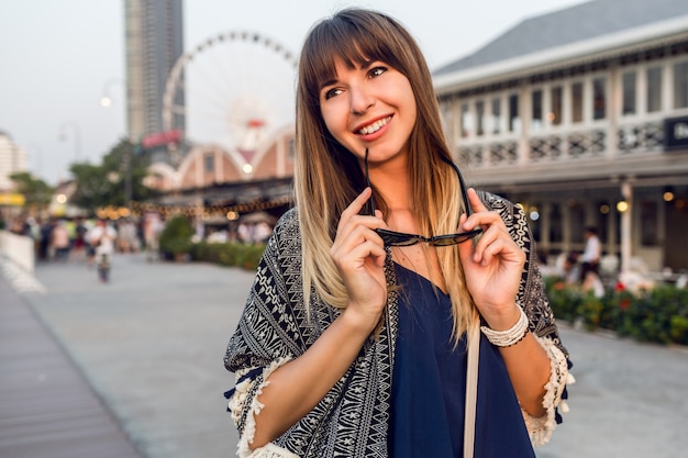 Retrato de estilo de vida de verano de linda mujer caminando por la orilla del río soleado en Bangkok