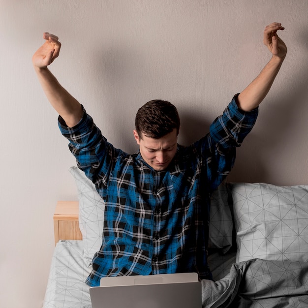 Foto gratuita retrato de estiramiento adulto después de trabajar de noche