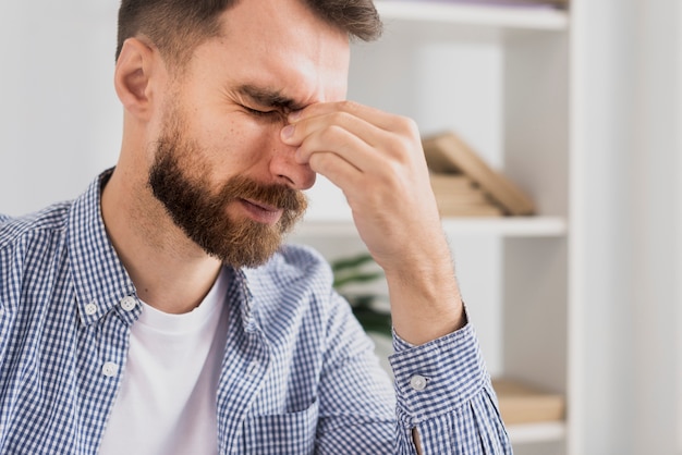 Foto gratuita retrato estresado hombre en el trabajo pensando