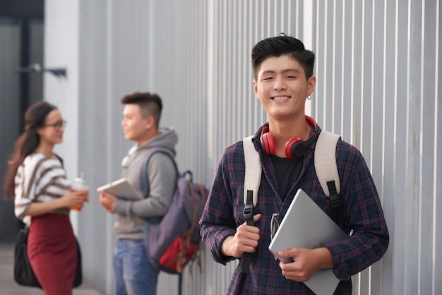 Retrato de estudiante asiático sonriente