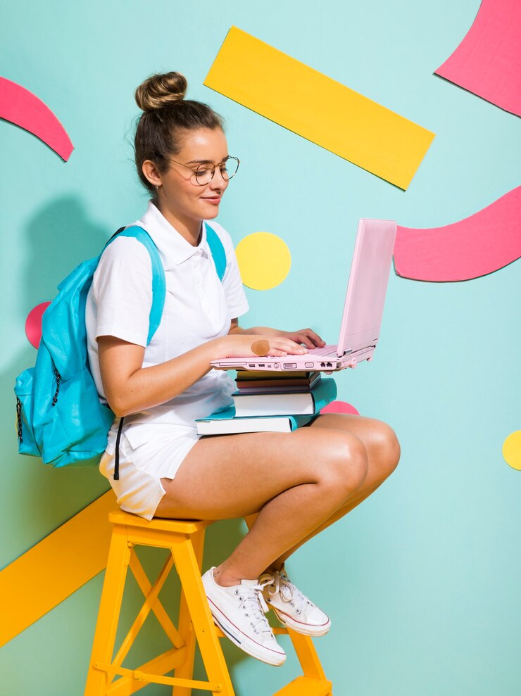 Foto gratuito retrato de una estudiante estudiando con una computadora portátil