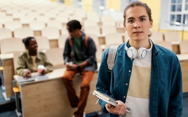 Foto gratuita retrato de estudiante frente a colegas