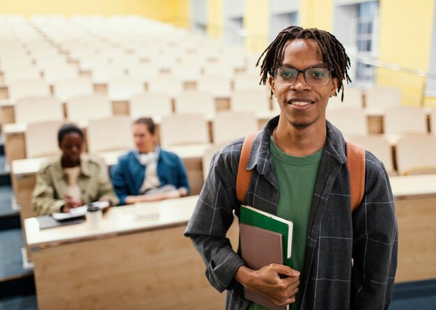 Retrato de estudiante frente a colegas