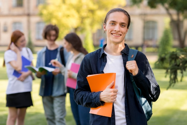 Retrato de estudiante guapo sonriendo