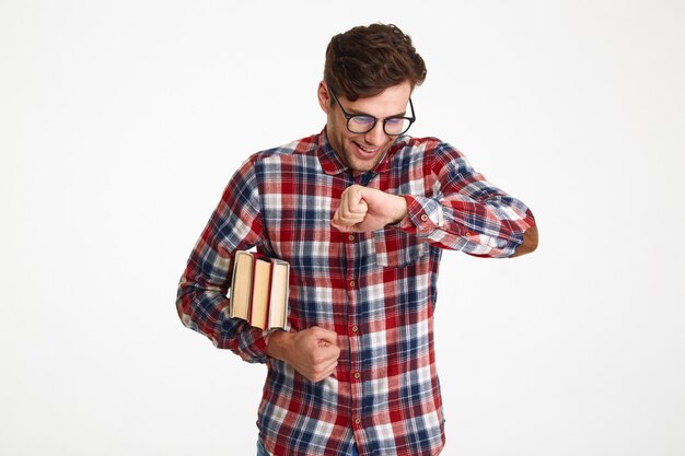 Retrato de un estudiante masculino feliz divertido en anteojos