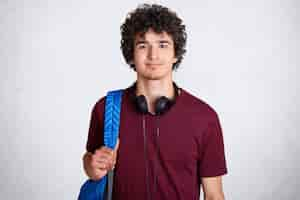 Foto gratuita retrato de estudiante masculino inconformista encantado con cabello crujiente