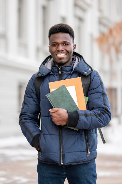 Retrato de estudiante masculino con libros