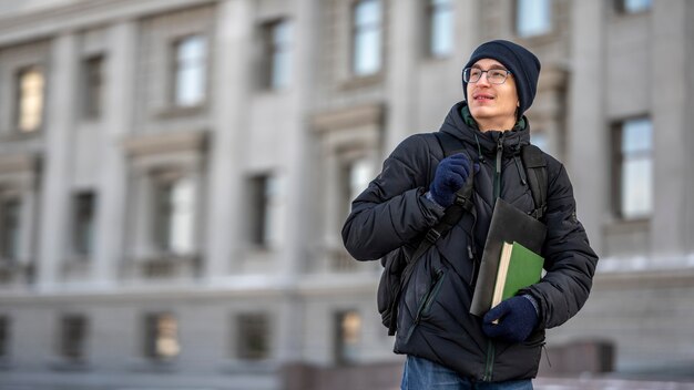 Retrato de estudiante masculino con libros