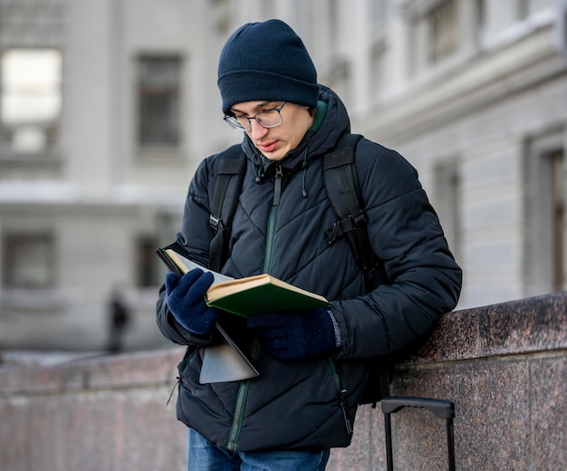 Foto gratuita retrato de estudiante masculino con libros