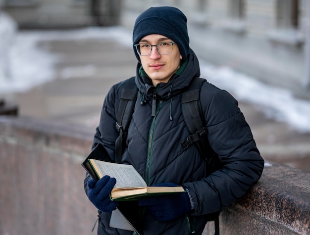 Foto gratuita retrato de estudiante masculino con libros