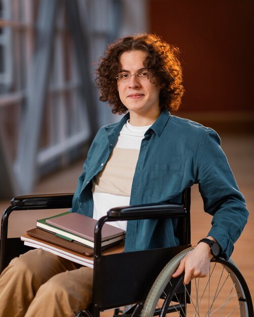 Retrato de estudiante sonriente en silla de ruedas