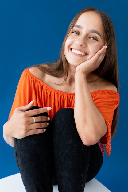 Foto gratuita retrato de estudio de adolescente